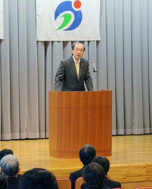 阿賀野市職員を前に、仕事始めの訓示を述べる加藤博幸市長=1月6日、阿賀野市岡山町の水原保健センター