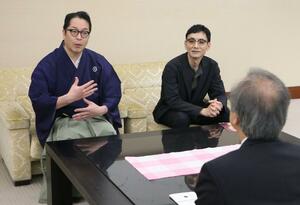 花角英世知事に作品を売り込む浪曲師の玉川太福さん(左)=4月15日、新潟県庁