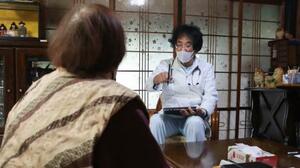 在宅診療に訪れた中村伸一さん=4月、福井県小浜市