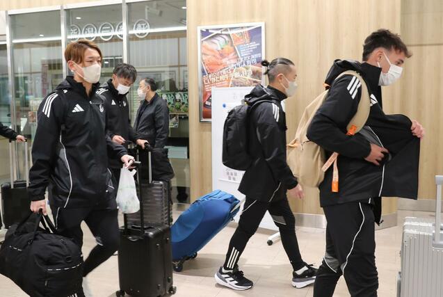 キャンプ地の宮崎県に向けてＪＲ新潟駅から出発する秋山裕紀（手前左）やダニーロ・ゴメス（手前右）＝１月１３日、新潟駅