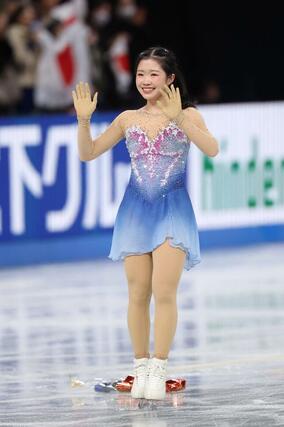 女子フリー　演技を終え、観客の声援に応える中井亜美＝ＩＧアリーナ