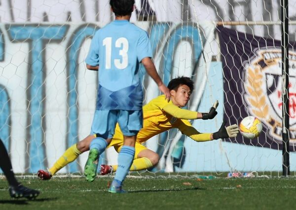 前半、ＧＫ桃井玲がシュートを防ぐ＝栃木県グリーンスタジアム