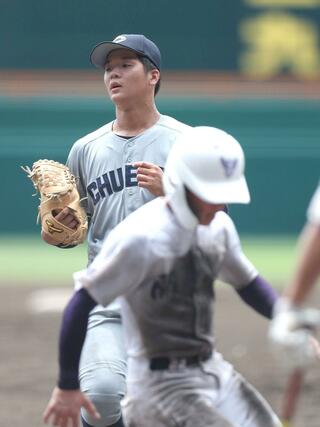 中越－関東第一　４回、暴投で同点とされ、悔しそうな中越先発の雨木天空＝甲子園