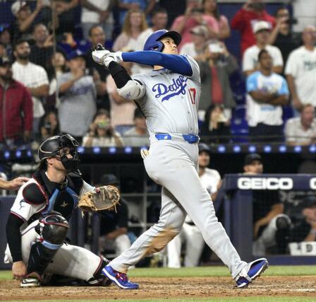 米大リーグ、マーリンズ戦の９回、３打席連続本塁打となる５１号３ランを放つドジャース・大谷翔平＝マイアミ（共同）