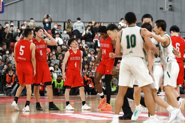 試合に敗れ、ぼうぜんとする開志国際の選手たち（奥）と、喜びを爆発させる福岡第一の選手たち