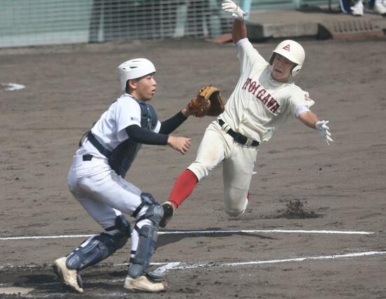 2回裏1死二塁、齋藤の適時打で二走縄が生還し2-0。捕手浅井=9月12日、柏崎市佐藤池野球場