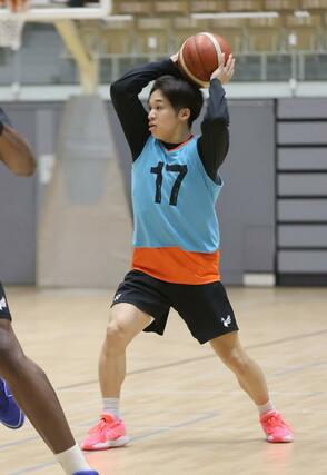 金沢戦に向けて練習するＢ３新潟。東京Ｚ戦で活躍した樋口蒼生＝長岡市