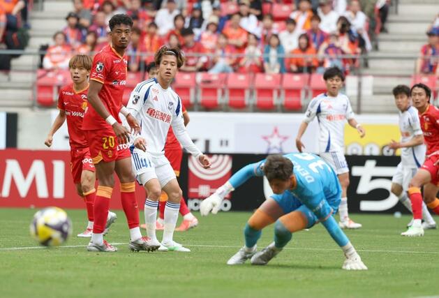 名古屋－新潟　後半、クロスに反応できず好機を逃す新潟の選手たち＝３１日、豊田スタジアム