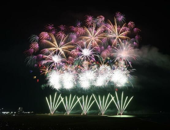 迫力満点の花火が夜空や海上を彩った「海の大花火大会」＝２６日、柏崎市