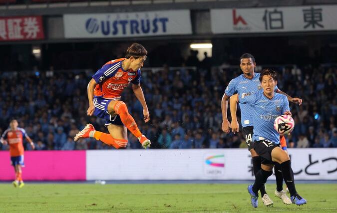 川崎－新潟　後半４１分、新潟のＦＷ太田修介がＭＦ星雄次のクロスに右足で合わせて１－５＝Ｕ等々力（写真映像部・富山翼）