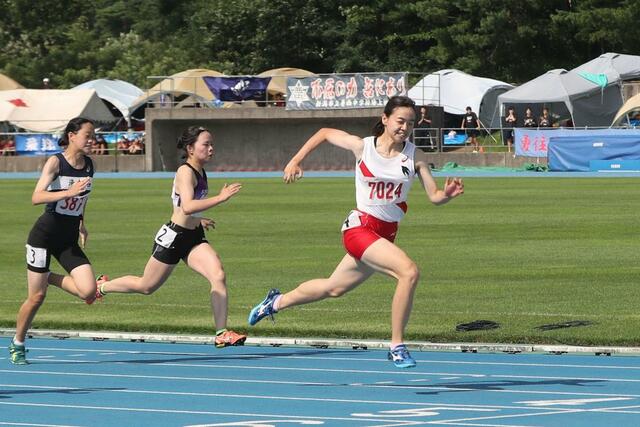 女子100メートル決勝で2位以下を振り切る燕の遠山侑希(右)=新発田市