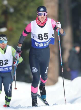 女子成年Ａ５キロクラシカル　優勝した宮下美幸（日大）が３キロ付近の坂を上る＝南魚沼市