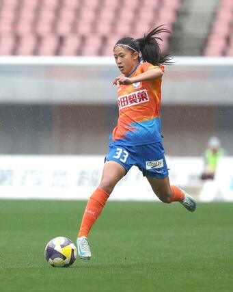 新潟Ｌ－日テレ東京Ｖ　後半、ドリブル突破するＦＷ田中聖愛＝ビッグスワン