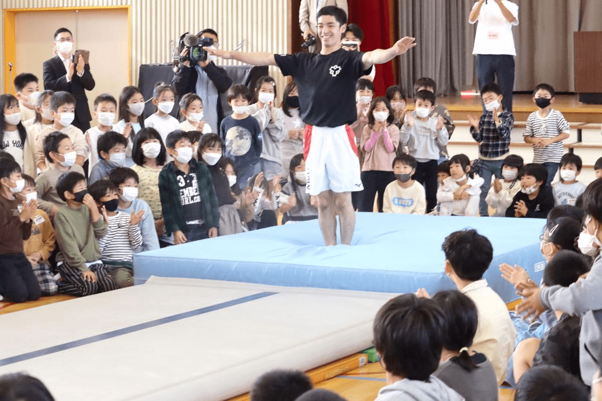 金 の大技と心意気示す 体操白井健三氏 加茂 下条小で講演 シライ も披露 新潟日報デジタルプラス