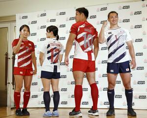 披露されたパリ五輪・ラグビー7人制男女日本代表の新ジャージー=7月8日、東京都中央区