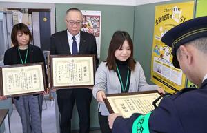 特殊詐欺を未然に防ぎ感謝状が贈られた＝長岡市