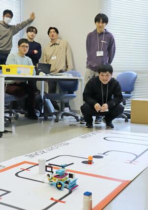 ロボコンを通して交流を深めた新潟工科大学と神奈川工科大学の学生＝柏崎市藤橋