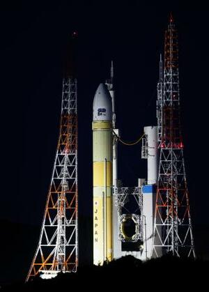 発射地点に移動する「H3」6号機=11日夜、鹿児島県の種子島宇宙センター