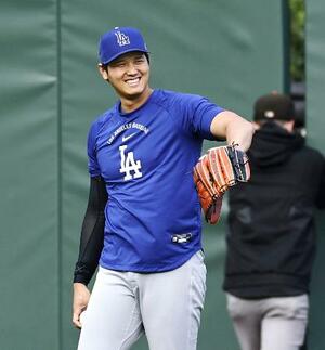 　練習中、笑顔を見せるドジャース・大谷＝サンフランシスコ（共同）