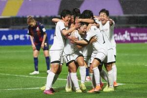 サッカー女子ACL準決勝の水原戦で、逆転のゴールに抱き合って喜ぶ選手たち=20日、韓国・水原(聯合=共同)