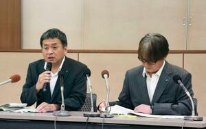 川内原発の乾式貯蔵施設新設について記者会見する九州電力の担当者=24日午後、鹿児島市