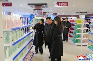 平壌郊外江東郡で完工式が行われた、複合商業施設を視察する北朝鮮の金正恩朝鮮労働党総書記(中央)。娘(右)と妻(左)が同行した=15日(朝鮮中央通信=共同)