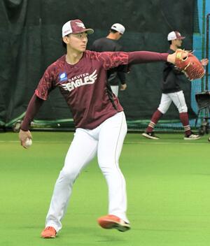室内練習場でキャッチボールする荘司=沖縄県久米島町の久米島野球場(河北新報社提供)
