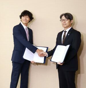 県と連携協定を締結したエムティーアイの前多俊宏社長(左)=20日、県庁
