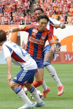 横浜M戦でプレーするDF稲村隼翔=15日、ビッグスワン