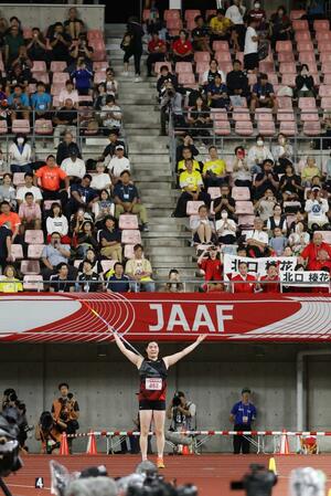 観衆に手拍子を求める女子やり投げの北口榛花選手=6月28日、デンカビッグスワン