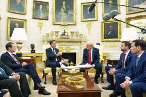 米ホワイトハウスでルッテNATO事務総長(中央左)と会談するトランプ大統領(中央右)=14日(AP=共同)