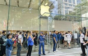 アップルの直営店「アップル表参道」に入店する客=9月20日、東京都渋谷区