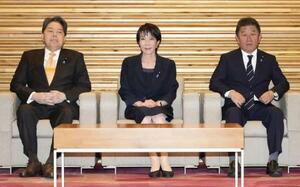 臨時閣議に臨む(左から)林総務相、高市首相、茂木外相=23日午前、首相官邸