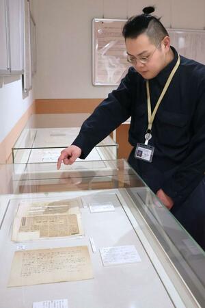 ジャーナリストの高橋義樹に宛てられた手紙やはがきの展示＝柏崎市諏訪町
