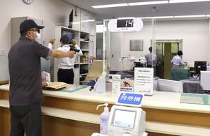 強盗訓練で非常時の動きを確認した大光銀行の職員ら=新潟市柏崎市西本町1