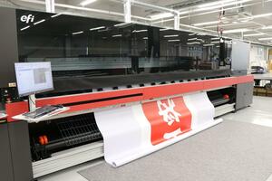 新潟フジカラーが導入した5メートルまで出力できる最新鋭のプリンター=新潟市東区