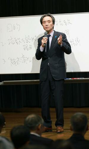 拉致問題について講演した蓮池薫さん=村上市田端町
