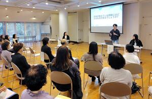 大学生も参加し、アンコンシャスバイアスについて学んだ講座＝新発田市中央町５