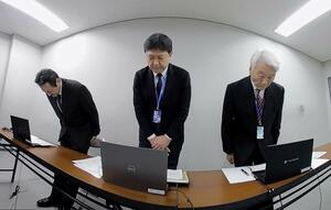 相次いだ欠航や機材トラブルについてオンライン会見で陳謝するトキエアの長谷川政樹社長(中央)ら幹部=15日