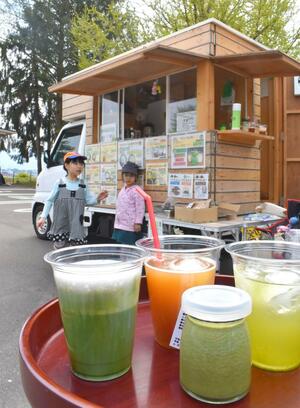 お茶の魅力を伝えようと田中清助商店が運営するお茶カー