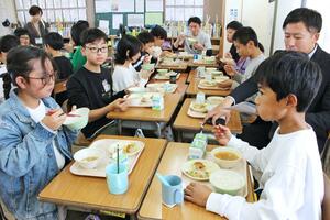 千手小で開かれた地元食材を使った給食の会食会＝長岡市千手２