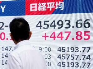 日経平均株価の終値を示すボード=22日午後、東京中央区