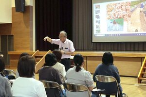 微生物の力で野菜を育てる有機農法について解説する、吉田俊道さん=佐渡市新穂瓜生屋