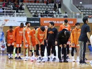 新潟-愛媛 延長戦の末に敗れ、肩を落とす選手=新潟市東総合スポーツセンター(写真映像部・渡辺善行)