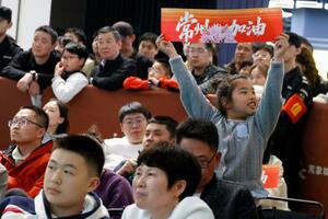 都市対抗のサッカーリーグの試合をパブリックビューイングで観戦する人たち=4月、中国江蘇省常州市(共同)
