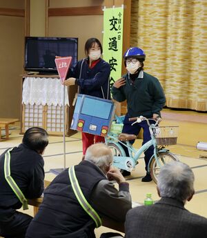 おじいさんやおばあさんの装いで披露された交通安全研修会の寸劇=聖籠町次第浜