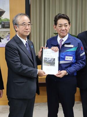 松村祥史防災担当相(右)に要望書を手渡す花角英世知事=2月15日、内閣府