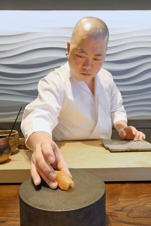豊コシヒカリを使ったシャリでメカジキのすしを握る登喜和鮨の小林宏輔さん=新潟市中央区