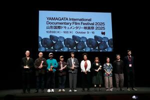 山形国際ドキュメンタリー映画祭の各部門を受賞した監督ら=15日午後、山形市