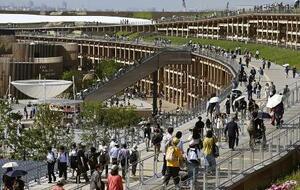 大阪・関西万博の大屋根リングを散策する来場者=5月、大阪市此花区の夢洲(